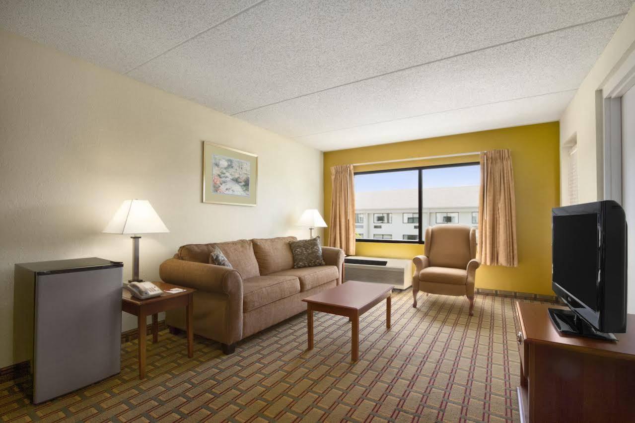 Ramada By Wyndham Asheville Southeast Exterior photo